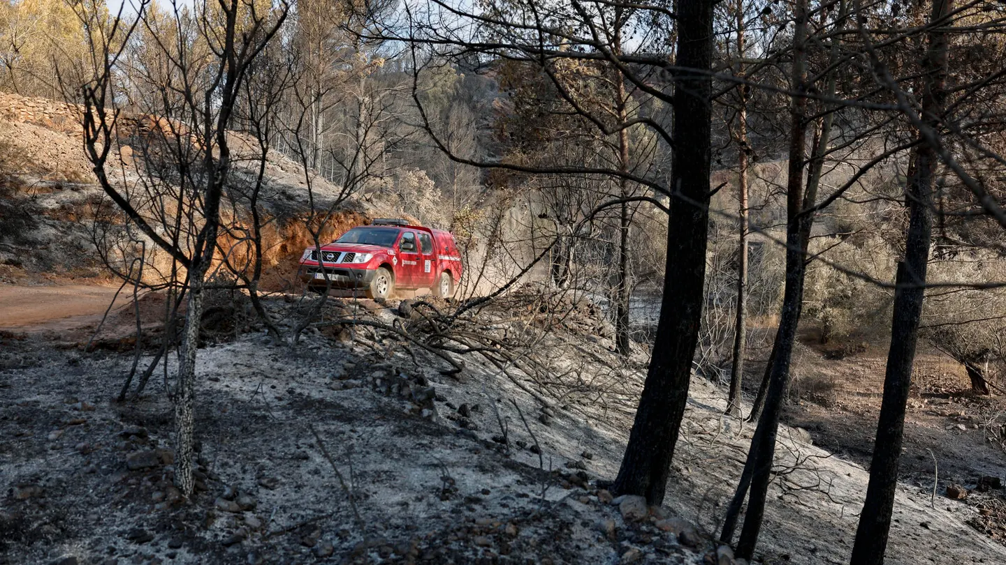 Un vehículo de bomberos circula por una zona en la que aún trabajan para evitar rebrotes en Segorbe (Castellón) Un vehículo de bomberos circula por una zona en la que aún trabajan para evitar rebrotes en Segorbe (Castellón)