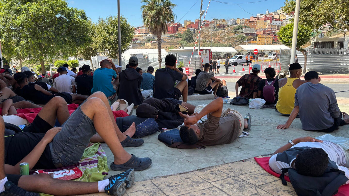Varios migrantes congregados en los alrededores del Embolsamiento Loma Colmenar
