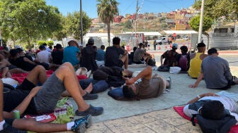 Varios migrantes congregados en los alrededores del Embolsamiento Loma Colmenar