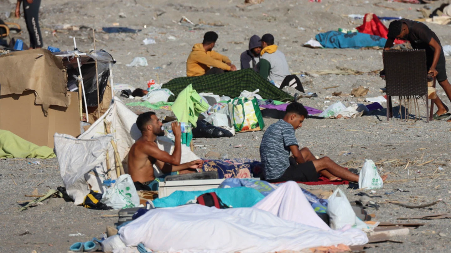Imagen de archivo de varios migrantes en la playa de El Trampolín (Ceuta) Imagen de archivo de varios migrantes en la playa de El Trampolín (Ceuta)