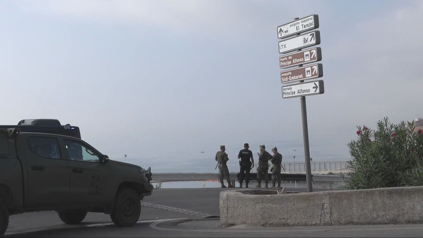 Un agente de la Polic&iacute;a Nacional junto a militares en Ceuta, en una imagen de archivo.