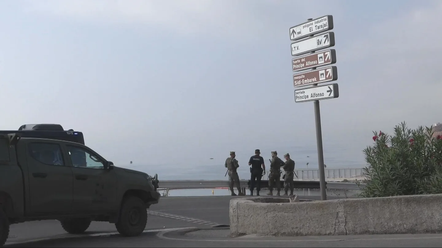 Un agente de la Policía Nacional junto a militares en Ceuta, en una imagen de archivo. Un agente de la Policía Nacional junto a militares en Ceuta, en una imagen de archivo.