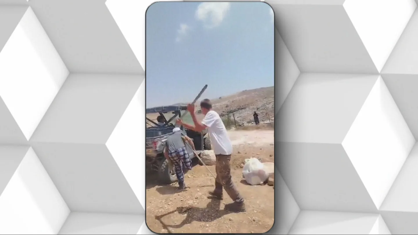 Un colono israelí, en plena agresión Un colono israelí, en plena agresión