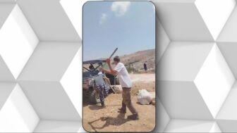 Un colono israel&iacute;, en plena agresi&oacute;n
