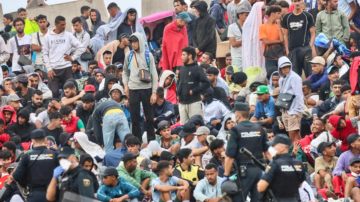 Decenas de migrantes, en la playa de El Trampolín Decenas de migrantes, en la playa de El Trampolín