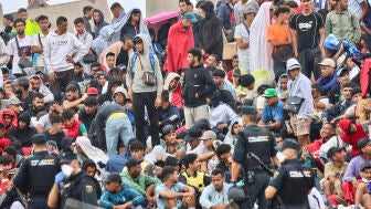 Decenas de migrantes, en la playa de El Trampol&iacute;n