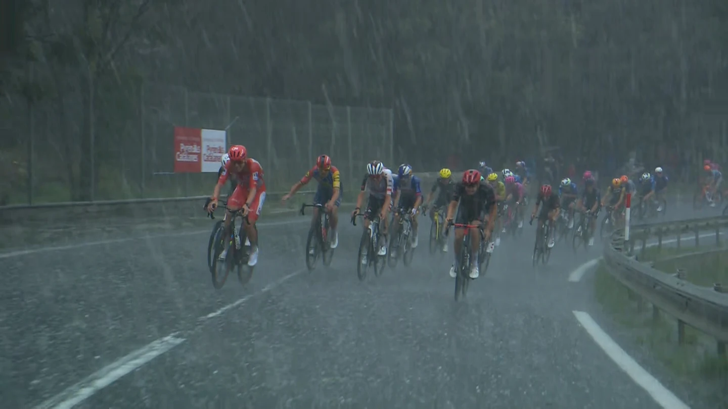 Se cancela la tercera etapa de La Vuelta por una feroz granizada Se cancela la tercera etapa de La Vuelta por una feroz granizada