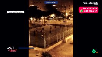 Los vecinos exponen que un grupo de personas se dedican a jugar durante la madrugada a f&uacute;tbol y baloncesto en la plaza del Juego. Adem&aacute;s, tambi&eacute;n hay peleas y, por la ma&ntilde;ana, encuentran el parque lleno de basura. 