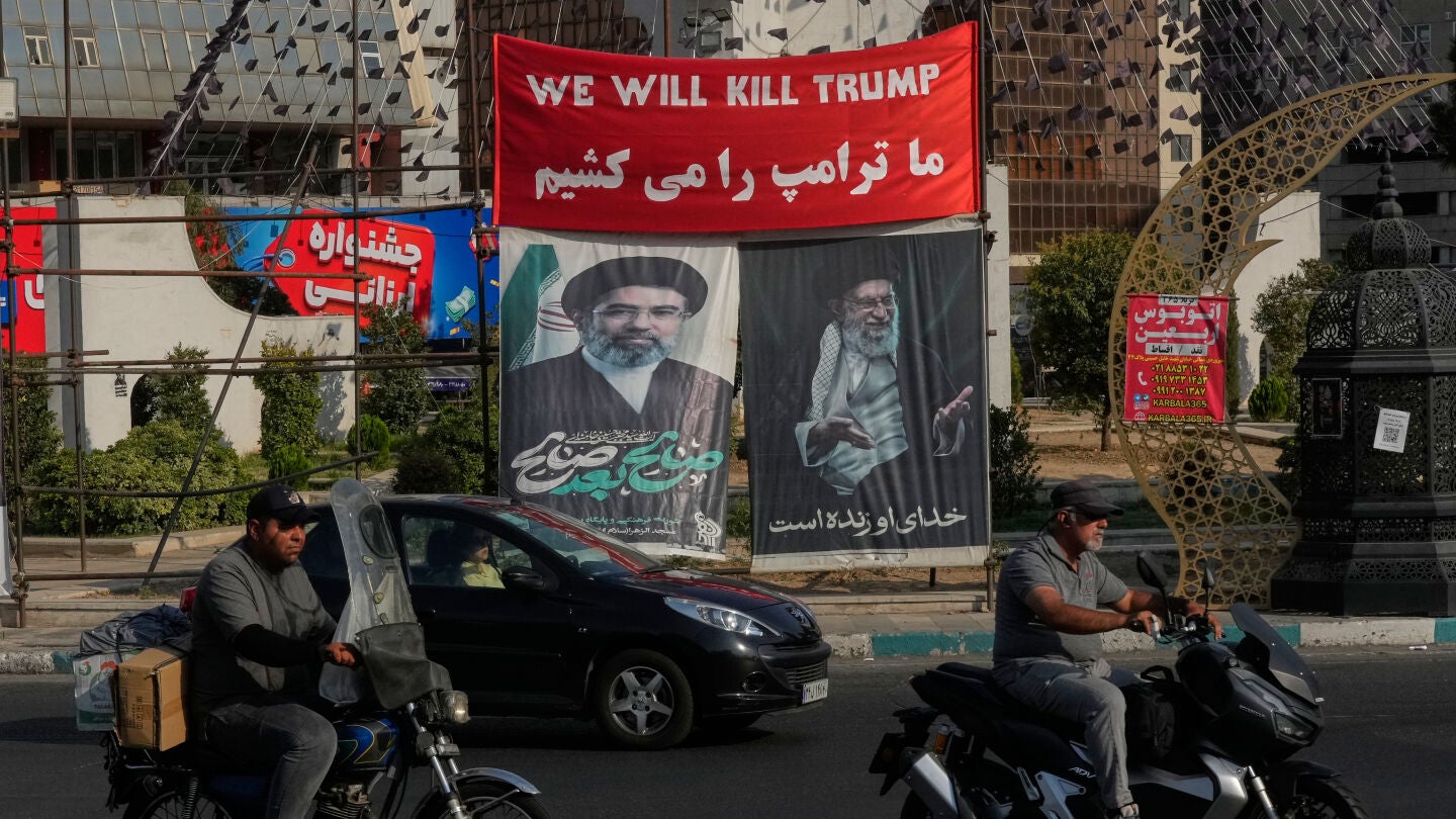 Un cartel en Teher&aacute;n que dice "mataremos a Trump"