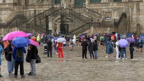Los turistas se resguardan de la lluvia en Santiago de Compostela Los turistas se resguardan de la lluvia en Santiago de Compostela