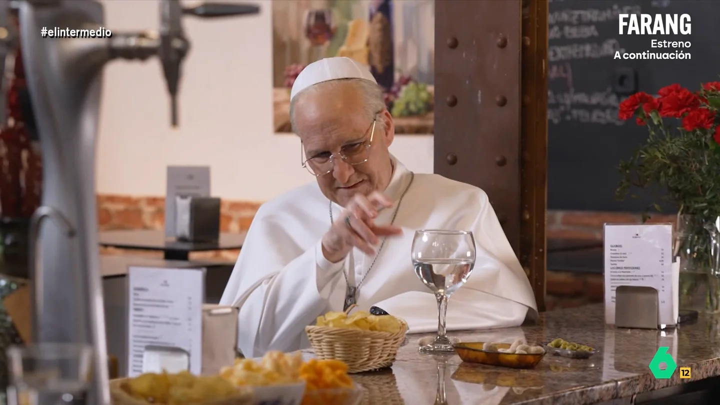 Así imitó Joaquín Reyes al 'papa León XIV' y convirtió el agua en cerveza: "No es el milagro original, llevo poco tiempo haciéndolo" En 'Zanguangos', Joaquín Reyes se convertía en un 'papa León XIV' lleno de flow, acento manchego y amor por la gastronomía española mientras preparaba su visita a España, en la que aseguraba no querer "nada en B".