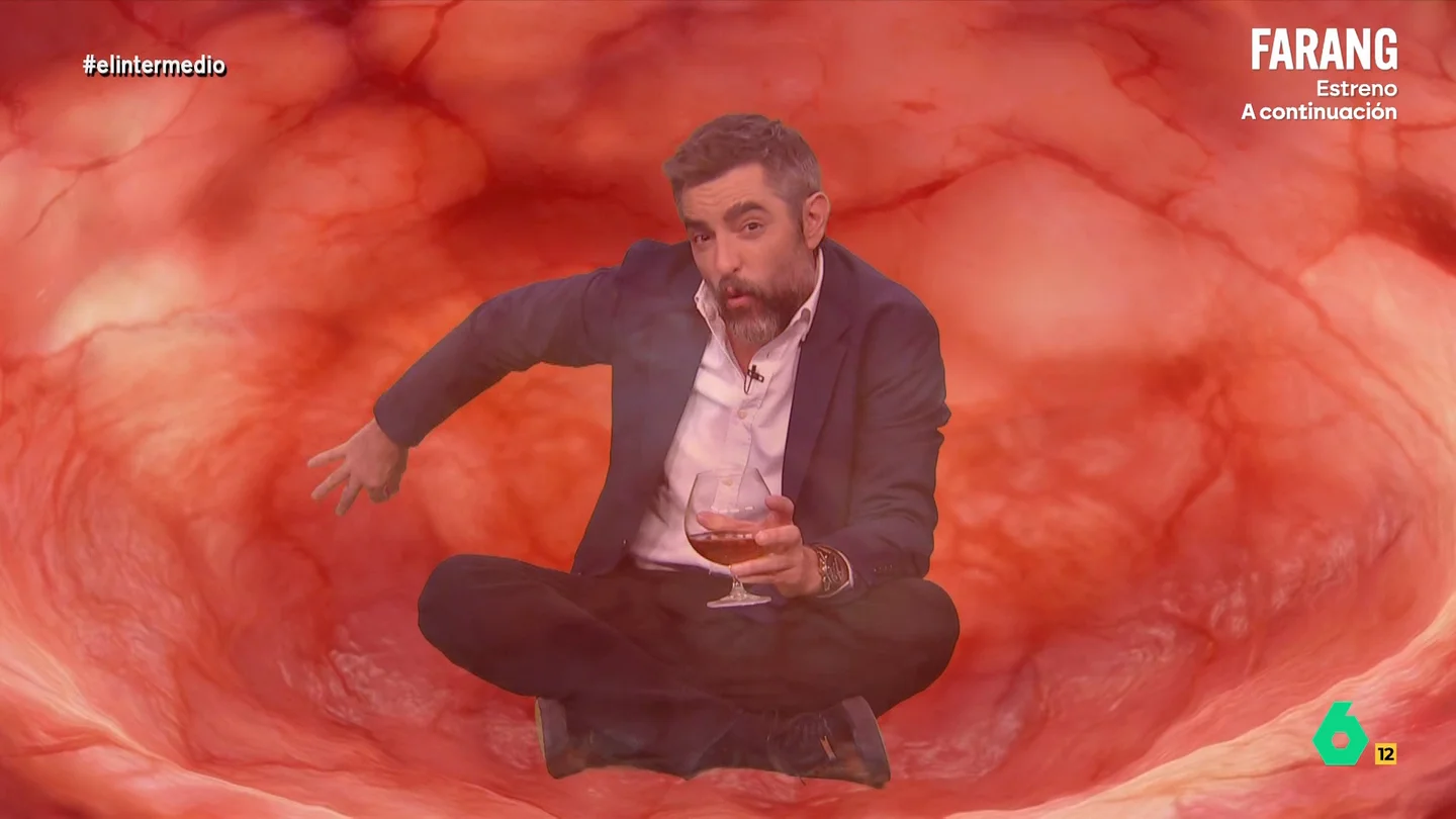 Un 'embrión' celebra la ley del concebido no nacido de Ayuso: "Van a tener que sacarme de aquí los de Desokupa" Dani Mateo se convertía en un 'embrión' de 45 años que aplaudía la ley del concebido no nacido de Ayuso y se atrincheraba en el útero de su madre: "Tengo aquí un piso más grande que al que puede aspirar cualquiera que ya haya nacido en Madrid".