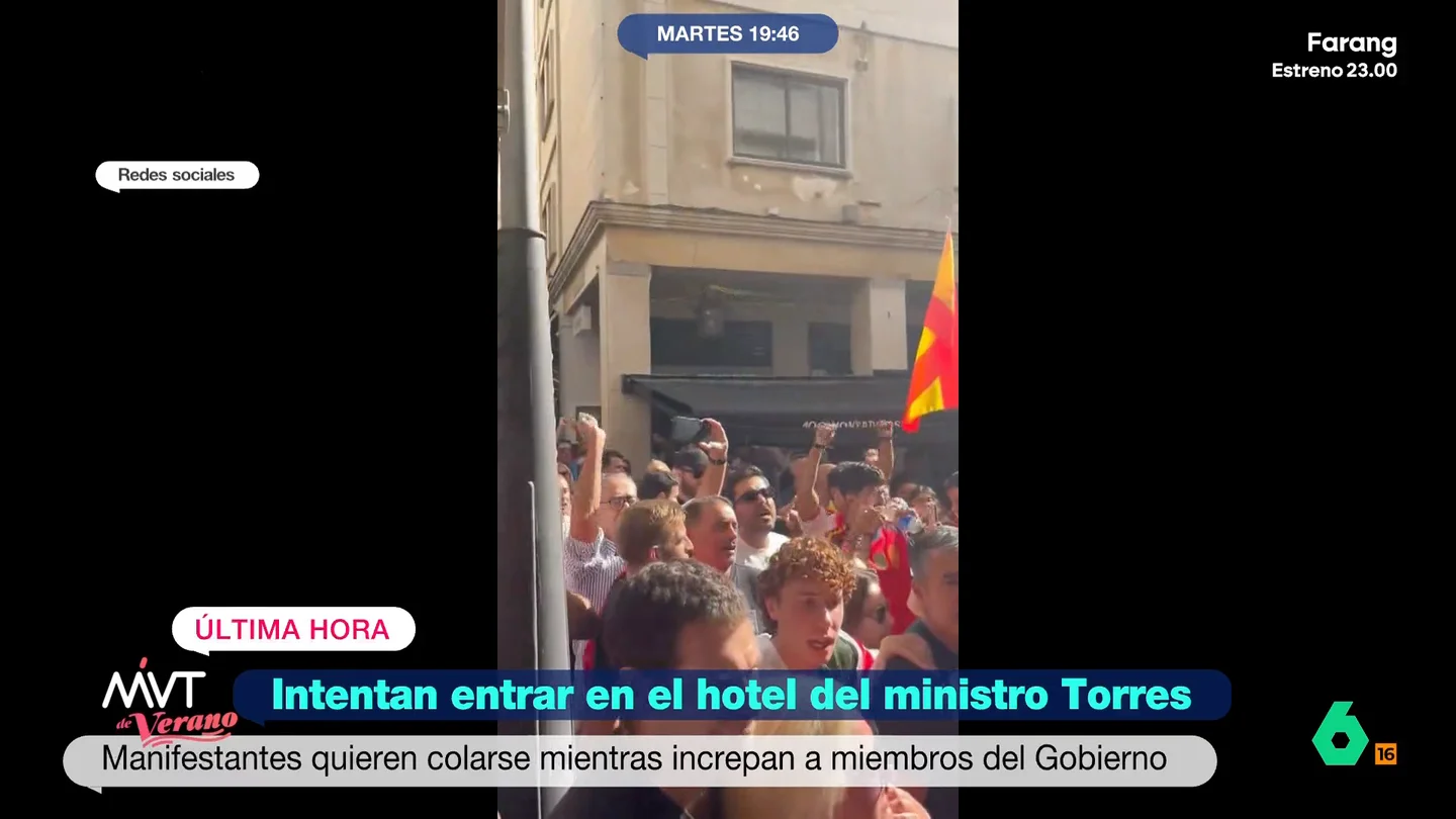 Decenas de manifestantes protestan frente al hotel de Ángel Víctor Torres Decenas de manifestantes protestan frente al hotel de Ángel Víctor Torres