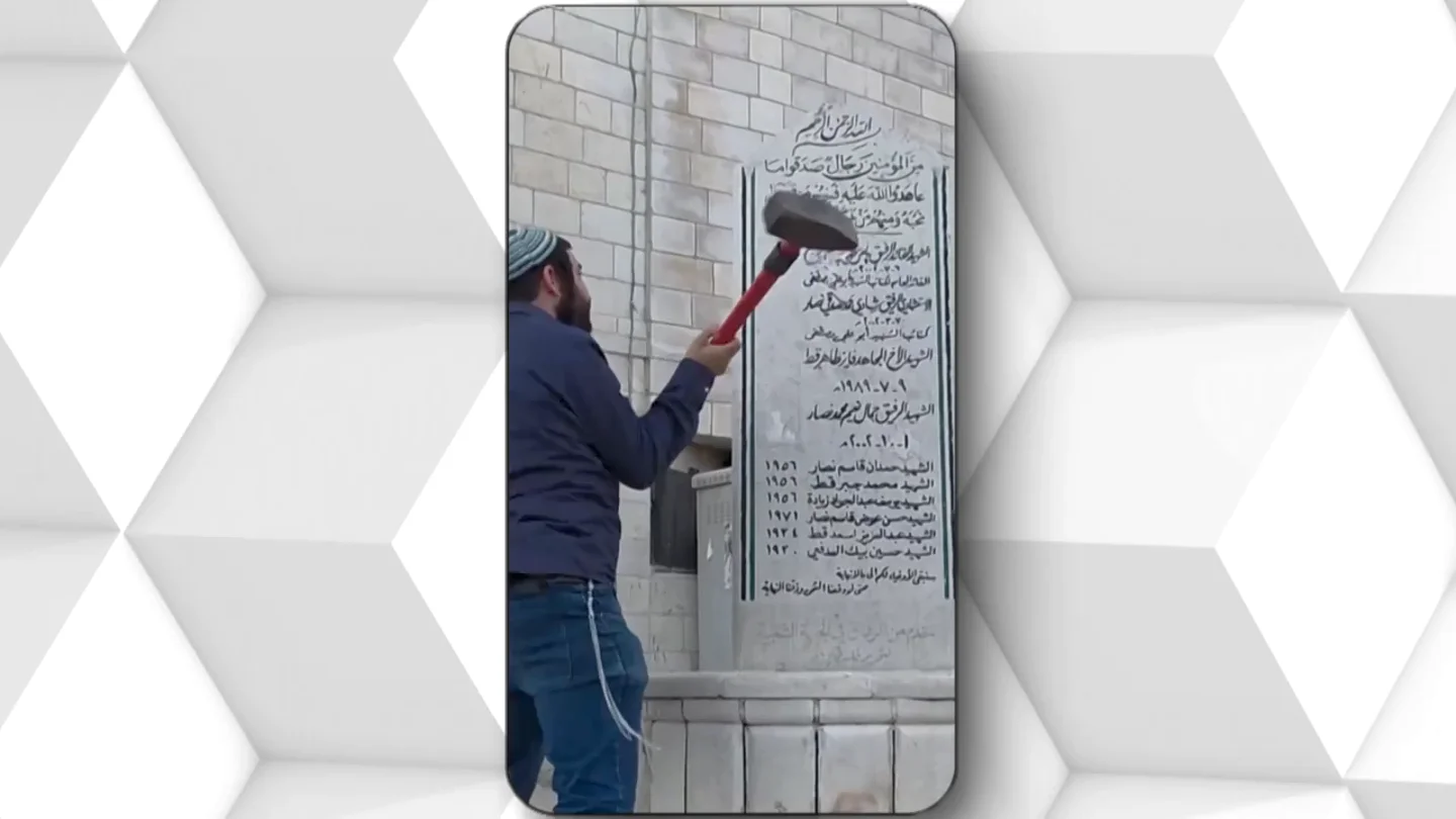 A martillazos: un parlamentario israelí destroza un monumento palestino en Cisjordania A martillazos: un parlamentario israelí destroza un monumento palestino en Cisjordania