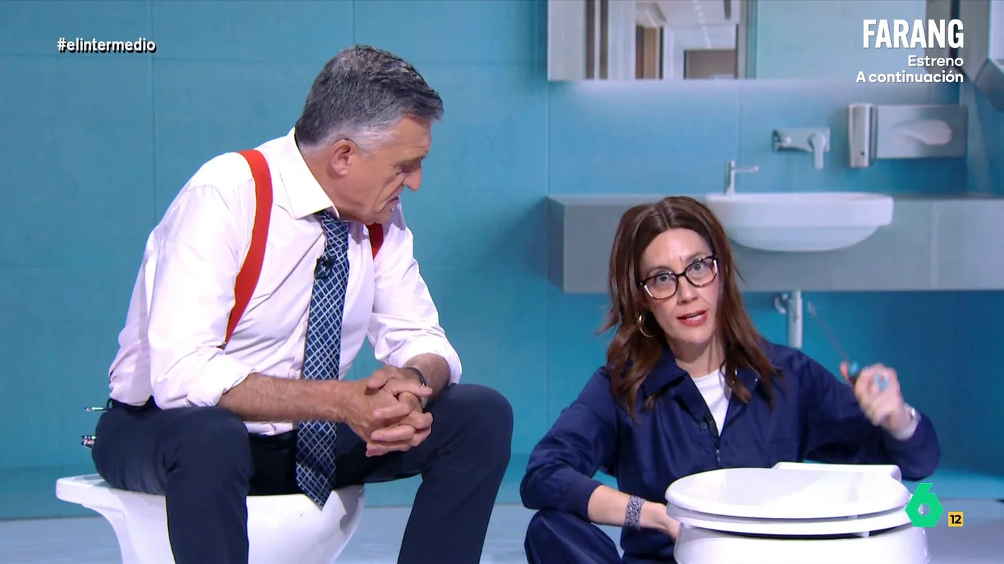 'Leire Díez' confiesa que es íntima de la directora de la Guardia Civil: "Le hice la reforma integral de la cocina y del baño" Cristina Gallego se convertía en la conocida como fontanera del PSOE. 'Díez' visitaba el programa para arreglar un atasco en uno de los inodoros de El Intermedio.