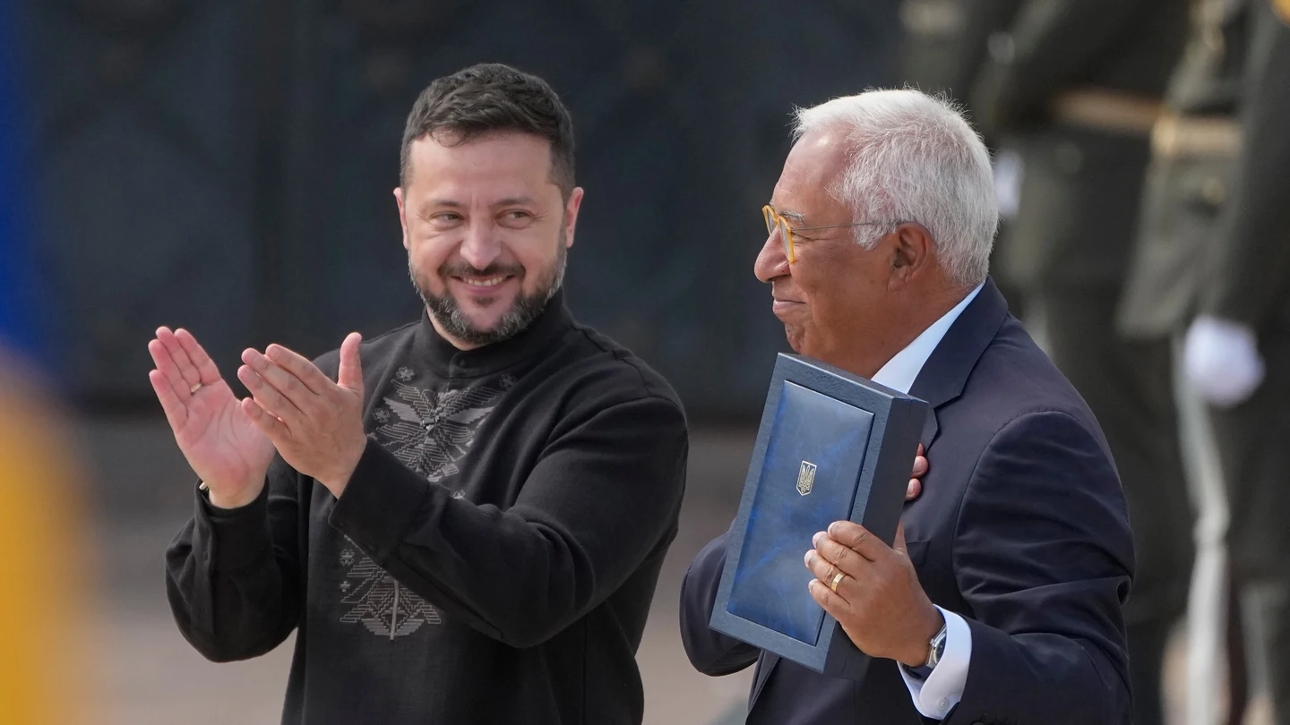 El presidente de Ucrania, Volodímir Zelenski, entrega una condecoración estatal de Ucrania al presidente del Consejo Europeo, Antonio Costa El presidente de Ucrania, Volodímir Zelenski, entrega una condecoración estatal de Ucrania al presidente del Consejo Europeo, Antonio Costa