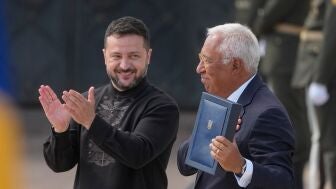El presidente de Ucrania, Volod&iacute;mir Zelenski, entrega una condecoraci&oacute;n estatal de Ucrania al presidente del Consejo Europeo, Antonio Costa