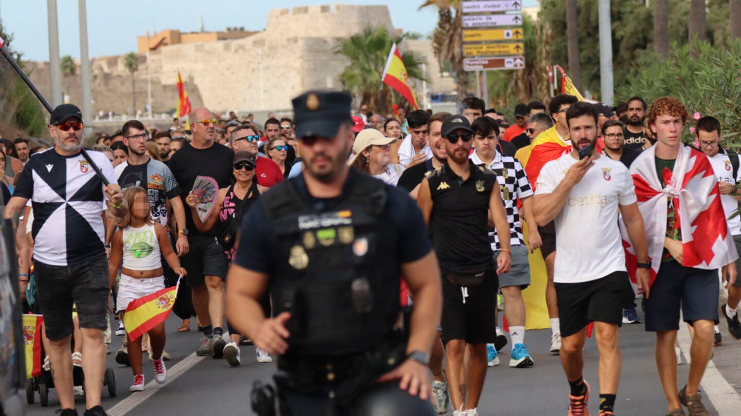 Varios cientos de vecinos de Ceuta han trasladado este martes hasta la plaza de los Reyes, frente a la Delegaci&oacute;n del Gobierno de Ceuta