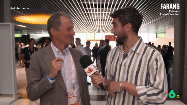 Isma Ju&aacute;rez ten&iacute;a la oportunidad de hablar con Pedro Duque sobre inteligencia artificial y preguntarle en qu&eacute; el reportero es todav&iacute;a mejor: "En casi todo", le respond&iacute;a el astronauta y exministro de Ciencia.