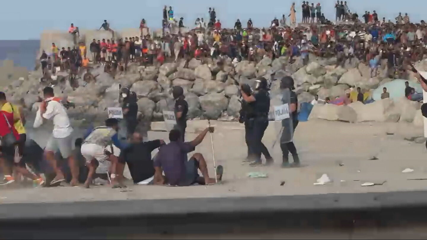 Imagen de los altercados entre migrantes y Polic&iacute;a en la playa del Trampol&iacute;n (Ceuta)