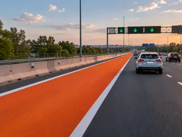 Nunca has visto un carril en España pintado de este color, y utilizarlo podría costarte caro Nunca has visto un carril en España pintado de este color, y utilizarlo podría costarte caro