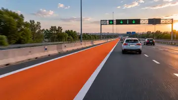 Nunca has visto un carril en España pintado de este color, y utilizarlo podría costarte caro Nunca has visto un carril en España pintado de este color, y utilizarlo podría costarte caro