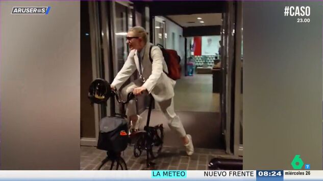 El viral de Cate Blanchett abandonando el teatro de Londres en bicicleta