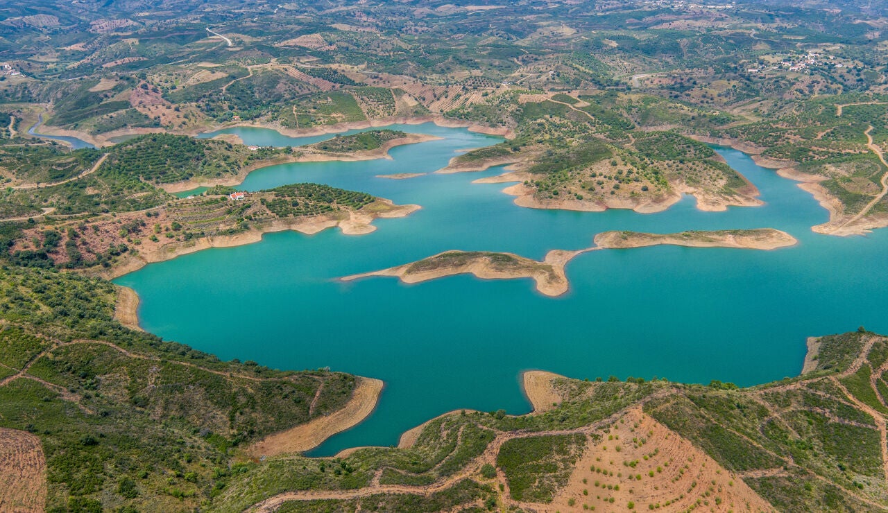 Imagen a&eacute;rea del embase de Odeleite, el Drag&oacute;n Azul del Algarve