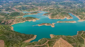 Imagen aérea del embase de Odeleite, el Dragón Azul del Algarve Imagen aérea del embase de Odeleite, el Dragón Azul del Algarve