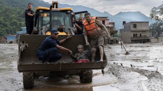 Imagen del rescate de una mujer tras la riada en Nepal