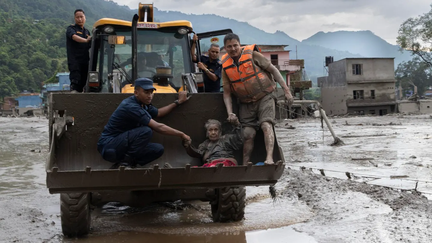 Imagen del rescate de una mujer tras la riada en Nepal Imagen del rescate de una mujer tras la riada en Nepal