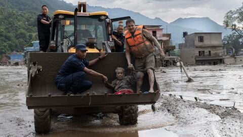Imagen del rescate de una mujer tras la riada en Nepal