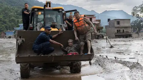 Imagen del rescate de una mujer tras la riada en Nepal Imagen del rescate de una mujer tras la riada en Nepal