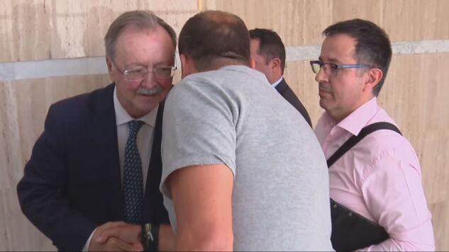 Momento en el que Juan Jes&uacute;s Vivas se acerca a mostrarle su apoyo al periodista de laSexta agredido