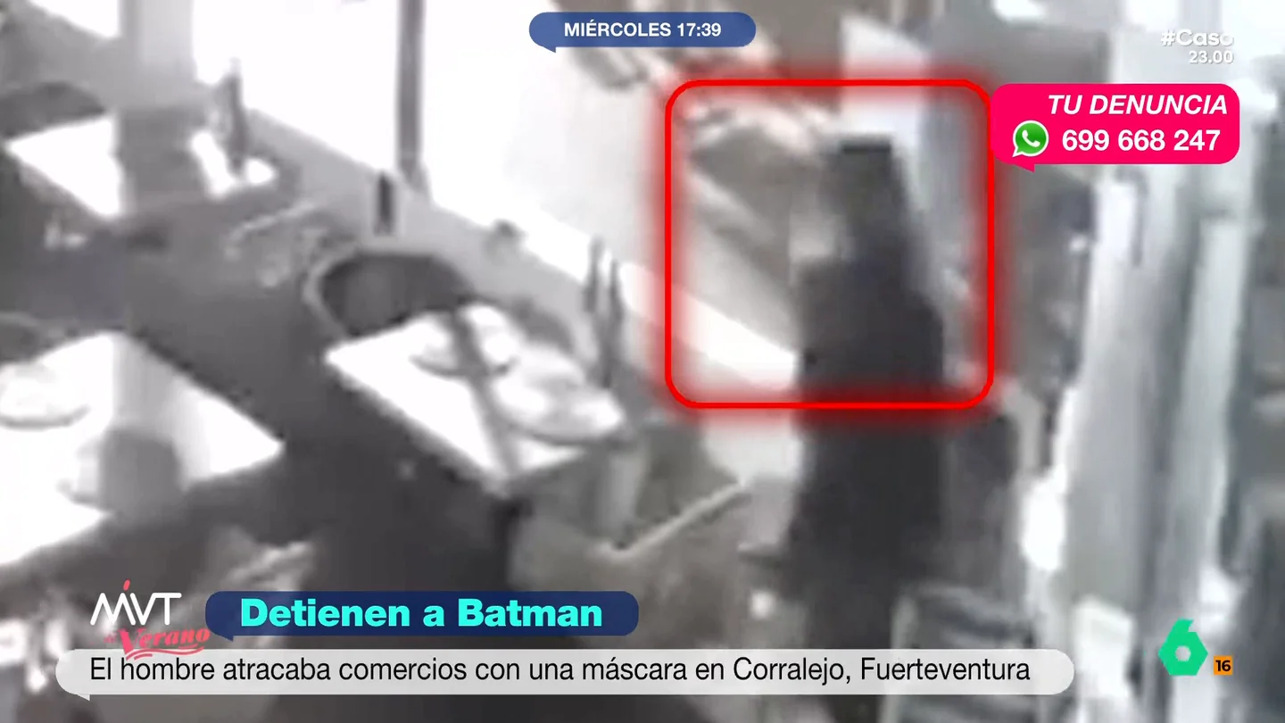 La Guardia Civil detiene a un ladrón que ocultaba su identidad con una máscara de Batman en Corralejo (Fuerteventura) El ladrón se ponía una máscara de este conocido superhéroe para no ser identificado y atracaba establecimientos. Al ser cazado por los agentes decidía colaborar con ellos.