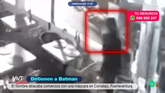El ladr&oacute;n se pon&iacute;a una m&aacute;scara de este conocido superh&eacute;roe para no ser identificado y atracaba establecimientos. Al ser cazado por los agentes decid&iacute;a colaborar con ellos. 