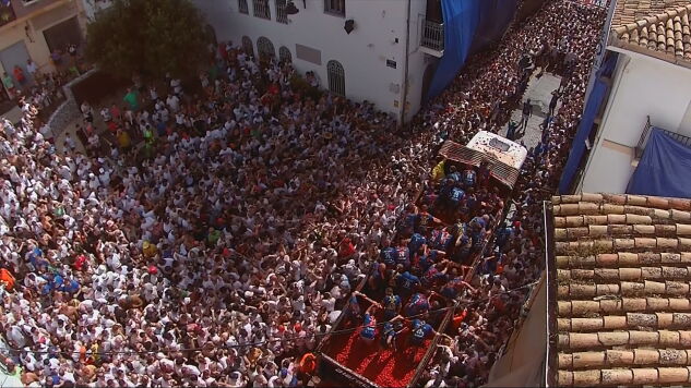 Bu&ntilde;ol se ti&ntilde;e de rojo con 22.000 personas en la Tomatina