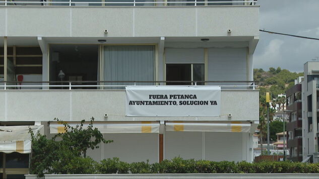 Imagen de la protesta vecina en Calafell (Tarragona) por la presencia de un club de petanca