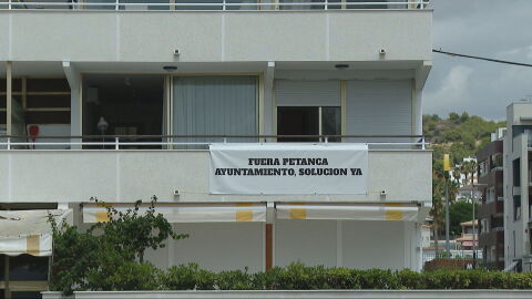 Imagen de la protesta vecina en Calafell (Tarragona) por la presencia de un club de petanca