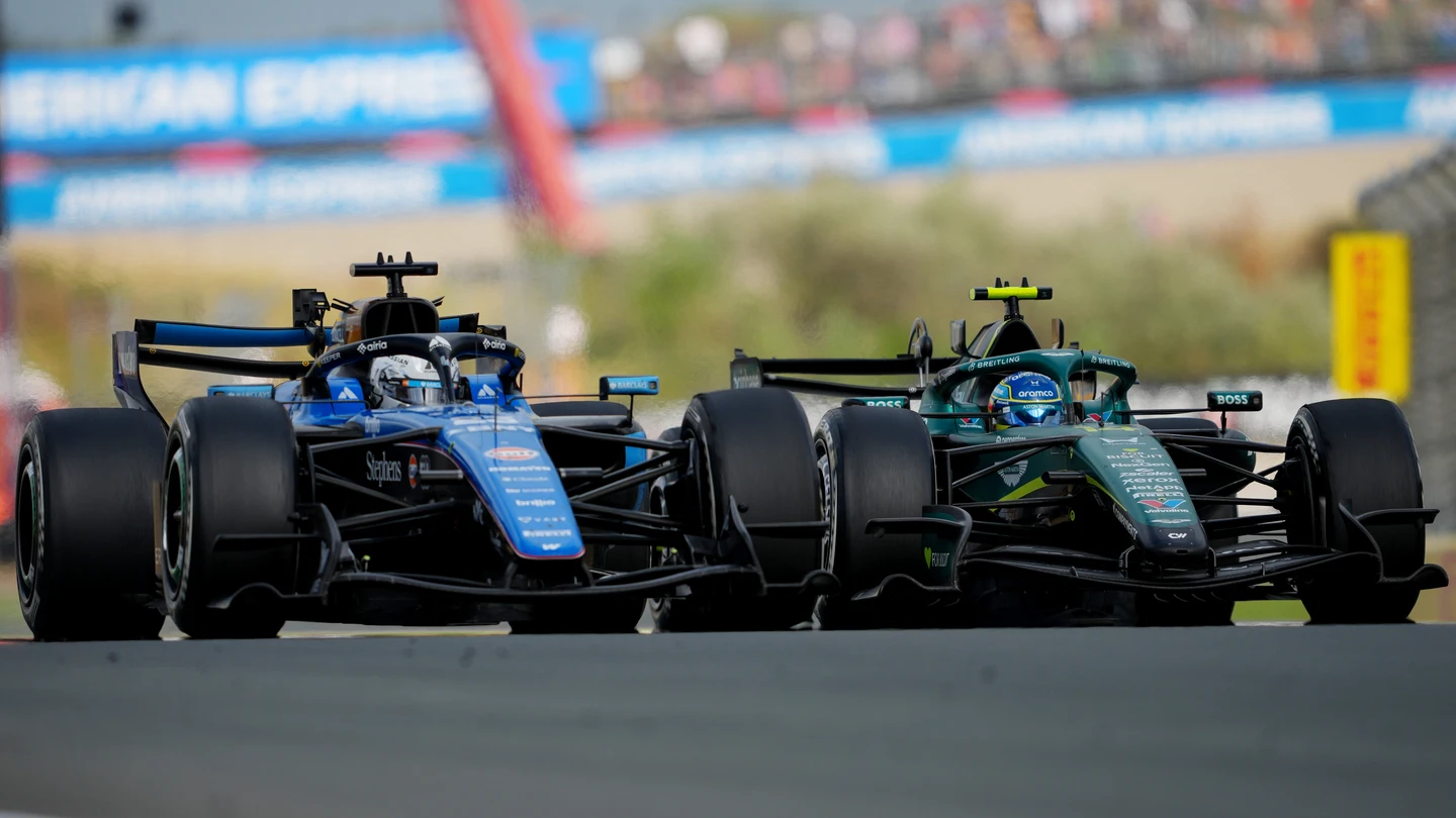 Alex Albon y Fernando Alonso Alex Albon y Fernando Alonso