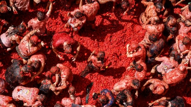 Varios participantes de la fiesta de la Tomatina de Bu&ntilde;ol festejan durante el evento, a 26 de agosto de 2026, en Bu&ntilde;ol, Valencia, Comunidad Valenciana (Espa&ntilde;a).