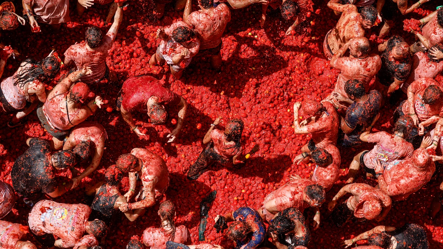 Varios participantes de la fiesta de la Tomatina de Buñol festejan durante el evento, a 26 de agosto de 2026, en Buñol, Valencia, Comunidad Valenciana (España). Varios participantes de la fiesta de la Tomatina de Buñol festejan durante el evento, a 26 de agosto de 2026, en Buñol, Valencia, Comunidad Valenciana (España).