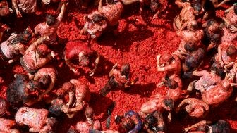Varios participantes de la fiesta de la Tomatina de Bu&ntilde;ol festejan durante el evento, a 26 de agosto de 2026, en Bu&ntilde;ol, Valencia, Comunidad Valenciana (Espa&ntilde;a).