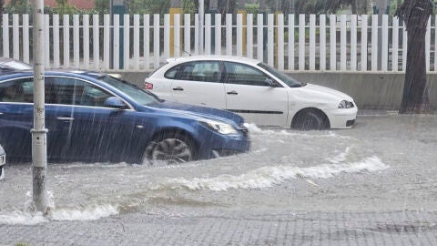 La lluvia y el fuerte viento causan peque&ntilde;as inundaciones y ca&iacute;das de &aacute;rboles en Tarragona este lunes.
