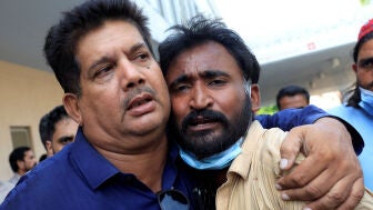 Samiullah, padre de un reci&eacute;n nacido fallecido, recibe consuelo tras un incendio mortal en el hospital del Instituto de Ciencias M&eacute;dicas de Pakist&aacute;n