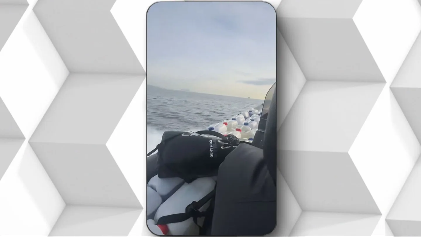 Grabándose selfies mientras conducen su narcolancha. Grabándose selfies mientras conducen su narcolancha.