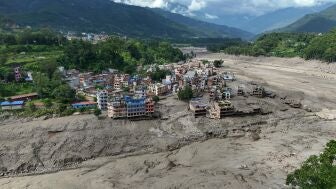 Vista a&eacute;rea de viviendas da&ntilde;adas en Trishuli Bazar tras una inundaci&oacute;n repentina, en el distrito de Nuwakot, Nepal