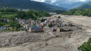 Vista a&eacute;rea de viviendas da&ntilde;adas en Trishuli Bazar tras una inundaci&oacute;n repentina, en el distrito de Nuwakot, Nepal