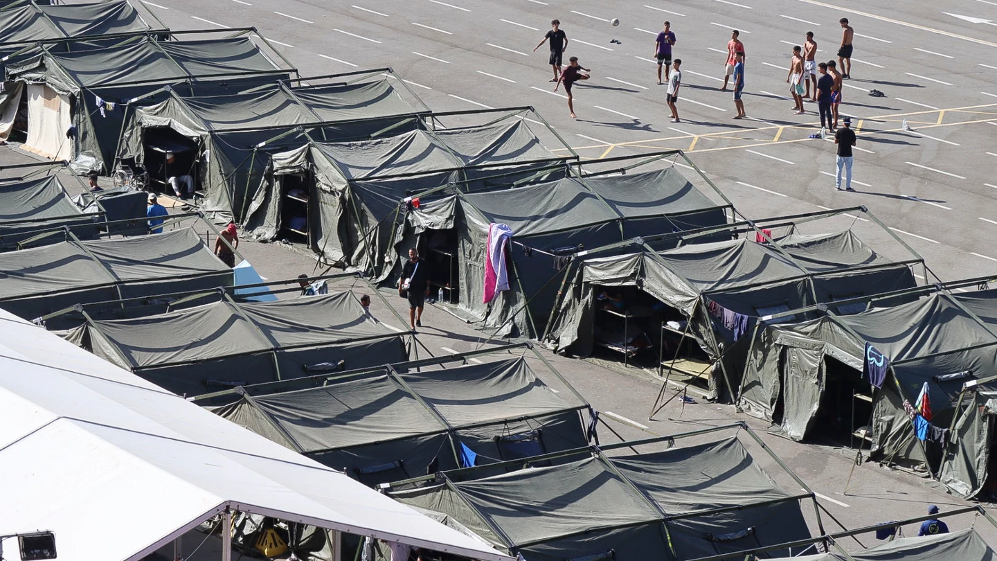 Migrantes acogidos en el centro provisional habilitado en la explanada de embolsamiento de ‘Loma Colmenar’ Migrantes acogidos en el centro provisional habilitado en la explanada de embolsamiento de ‘Loma Colmenar’