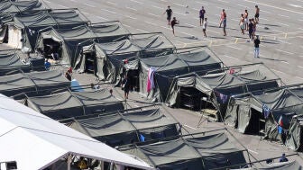 Migrantes acogidos en el centro provisional habilitado en la explanada de embolsamiento de &lsquo;Loma Colmenar&rsquo;